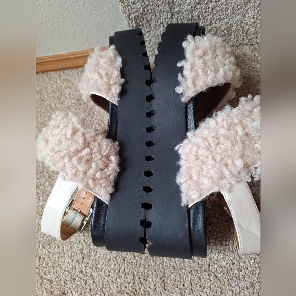 Urban Outfitters Lexi Faux Sherpa Sandal Cream/Black Open Toe Womens Size 10 - Picture 7 of 8